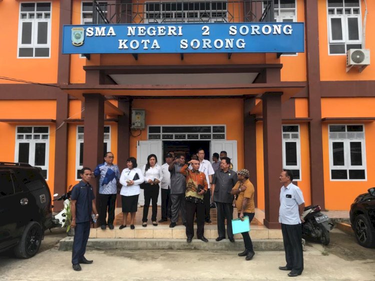 Anggota DPRD Kota Sorong dan Kepala Dinas Pendidikan Kota Sorong meninjau langsung SMA Negeri 2 yang tengah di gugat di Pengadilan Negeri Sorong  terkait sengketa lahan 