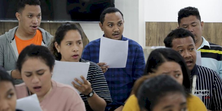 Grup paduan suara anak-anak muda Papua berlatih untuk tampil dalam peresmian gedung PCYH yang akan dihadiri Presiden Joko Widodo/Ist