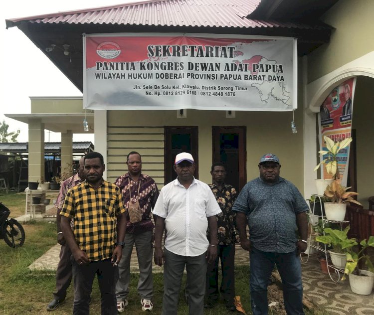 Sekretaris Dewan Adat Masyarakat Adat Doberai Provinsi Papua Barat Daya, Abner Ijie , Sekretaris Panitia Kongres Dewan Adat Masyarakat Adat Doberai Provinsi Papua Barat Daya, Aris Kambu  dan sub dewan adat Klabra,  Moi Klin, dan Imeko 