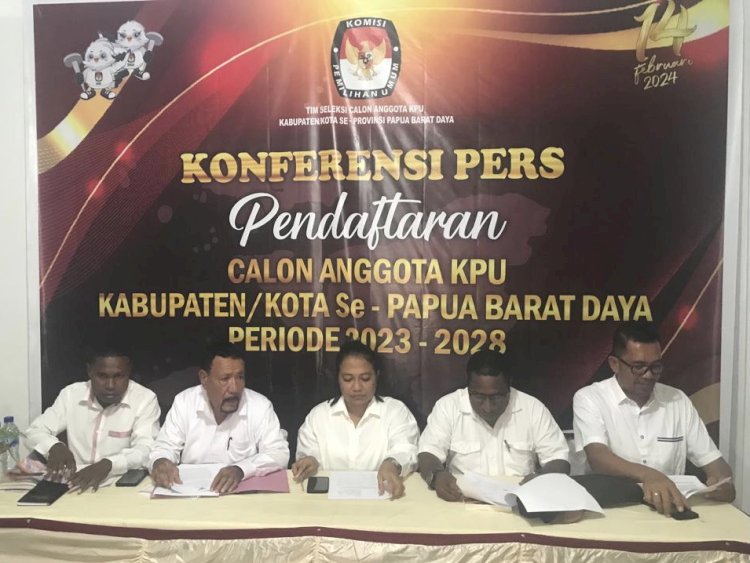 Ketua Tim Seleksi, Melvin V. Tuerah, Sekretaris Timsel, Mustamar Keliobas, Anggota Tim Seleksi, Timael Silvany M. Nampasnea, Anggota Tim Seleksi, Benyamin Kambu dan Anggota Tim Seleksi, Richard Tanawani Saat mengumumkan pembukaan pendaftaran calon anggota KPU kabupaten atau kota Se Papua Barat Daya Periode 2023-2028