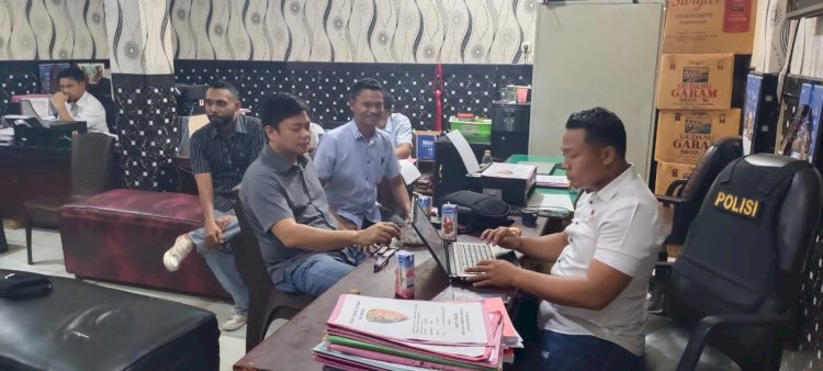 Pemimpin Redaksi TeropongNews Imam Mucholik saat  memberikan keterangan kepada penyidik Polresta Sorong Kota