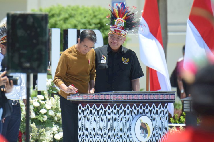 Presiden Joko Widodo dan Kepala BIN Budi Gunawan saat menandatangani prasasti Gedung PYCH