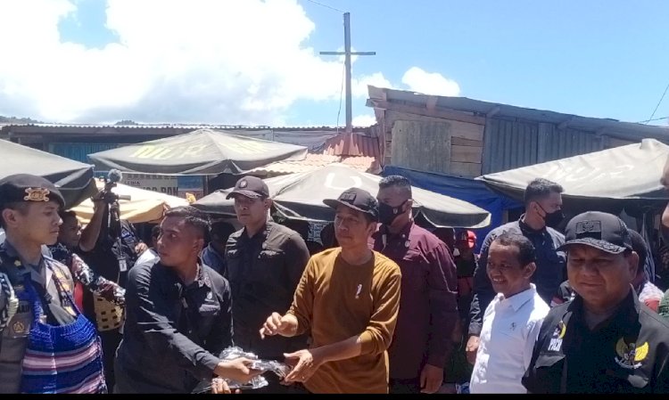 Persiden Jokowi saat berkunjung ke pasar youtefa lama Abepura didampingi beberapa mentri/rmolpapua