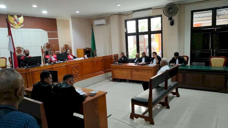 PJ. Bupati Mimika saat hadiri sidang pembacaan dakwaan JPU di PN Jayapura/ist