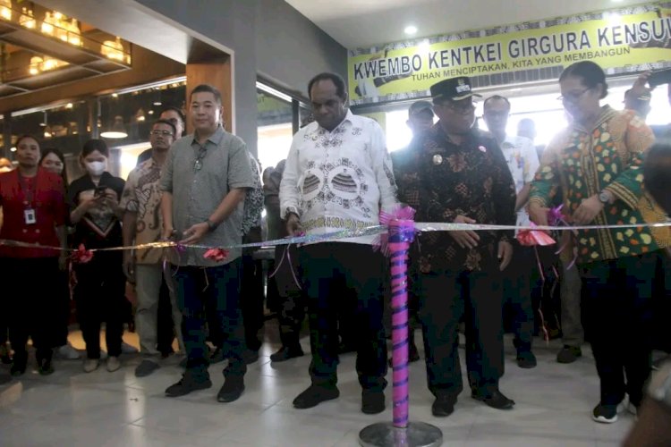 Bupati Keerom, Piter Gusbager saat meresmikan gedung sag asroist