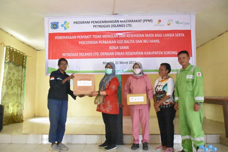 SKK Migas Perwakilan Wilayah Papua dan Maluku menyerahkan dukungan peralatan masak untuk pengolahan makanan sehat kepada dinas kesehatan Kabupaten Sorong.