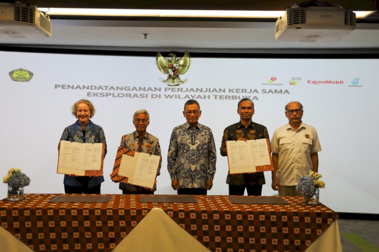 Penandatangan perjanjian kerjasama eksplorasi di wilayah terbuka antara Satuan Kerja Khusus Pelaksana Kegiatan Usaha Hulu Minyak dan Gas Bumi (SKK Migas) dan konsorsium yang dipimpin oleh ExxonMobil Indonesia