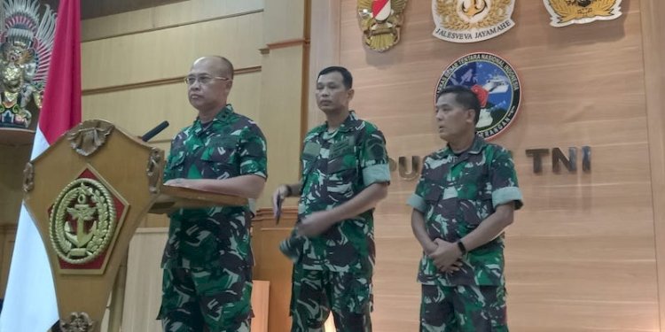 Kapuspen TNI Laksamana Pertama TNI Julius Widjojono saat jumpa pers di Mabes TNI, Cilangkap, Jakarta Timur, Minggu (16/4)/RMOL