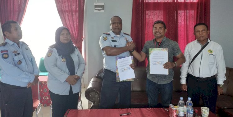 Penandatangan di lakukan oleh Ketua PBHKP, Loury da Costa dan Sekertaris, Yesaya Mayor bersama Kalapas, Gustaf Rumaikewi, dan di dampingi oleh Kepala TU, Fritles Tugatorop dan Kasih Binadik, Sarah Rumakat, di Kantor Lapas Klas 2B Sorong, Rabu 18 April 2023.