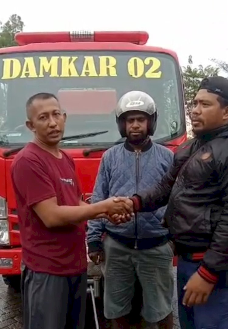 Bahrudin Nurdin usai membantu menarik mobil Damkar dan memberikan pernyataan untuk Pemda Boven Digoel