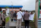 Kabag ops bersama anggota mediasi pembukaan palang di GOR Hiad Say Merauke