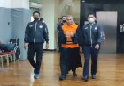 Pengacara Lukas Enembe Stefanus Roy Rening Resmi Pakai Rompi Tahanan KPK