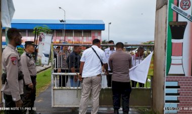 Kabag ops bersama anggota mediasi pembukaan palang di GOR Hiad Say Merauke