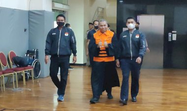 Pengacara Lukas Enembe Stefanus Roy Rening Resmi Pakai Rompi Tahanan KPK