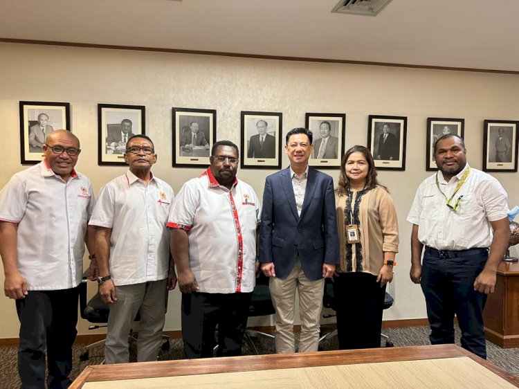 Pertemuan antara Wakil Presiden Direktur PT Freeport Indonesia, Jenpino Ngabdi dan Ketua Umum KONI Papua, Kenius Kogoya didampingi masing-masing perwakilan di Kantor Pusat Freeport Indonesia, Jakarta.