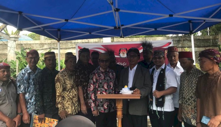 Sokhib Naim beserta simpatisannya usai mendaftar sebagai calon anggota DPD RI dapil Papua Barat Daya 