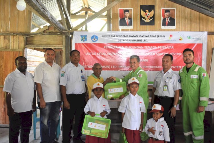 Petrogas (Basin) Ltd. memberikan dukungan dua tenaga pengajar tambahan bagi kelas jauh SDN 27 Kabupaten Sorong yang berada di Dusun Sakarum, Distrik Seget.