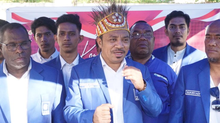 Ketua DPW Partai PAN Papua Barat Daya, Syafruddin Sabonama bersama pengurus dan anggota Partai PAN saat mengelar keterangan pers 