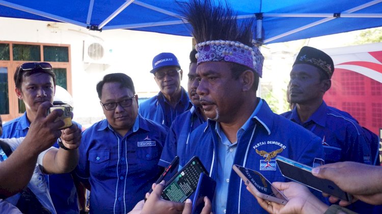 Ketua DPD Partai Demokrat Papua Barat Daya, Abdul Faris Umlati saat memberikan keterangan pers usai mendaftarkan ke 35 Bacalegnya ke KPU Papua Barat Daya 