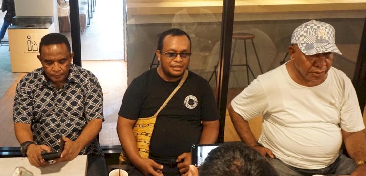 Yonas Gotta Ayello yang di dampingi oleh Kuasa Hukumnya, Markus Souissa dan Anggota MPR Papua Barat Yulianus Tebu saat mengelar konferensi pers terkait hak-hak pemilik ulayat tempat PT. Gag Nikel yang belum terbayarkan oleh pemerintah daerah Raja Ampat