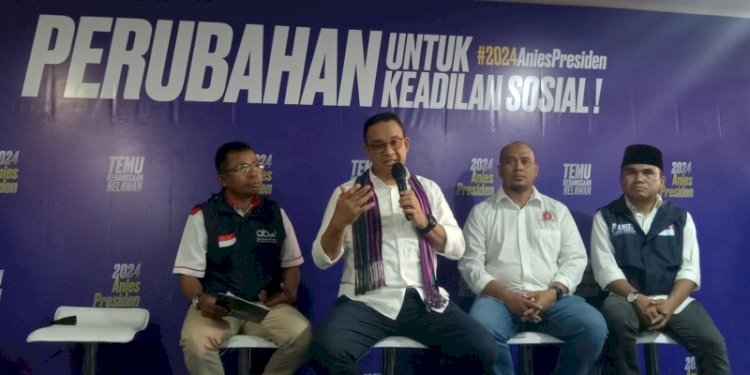 Anies Rasyid Baswedan (kedua dari kiri) usai hadiri acara temu relawan di Tennis Indoor Senayan, Minggu (21/5)/RMOL