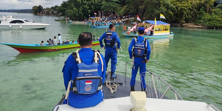 Kepolisian mengawal kegiatan Napak Tilas dari pantai Sekru ke Pulau Bone mengunakan perahu tradisional sebagai transportasi laut/Ist