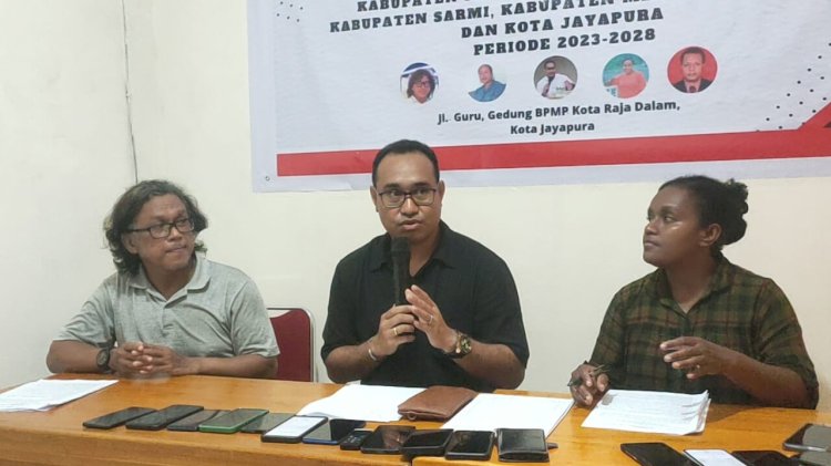 Ketua Timsel Bawaslu Wilayah 1 Provinsi Papua, Jackson Yumame (tengah) didampingi Anggota, Kalena V Nugroho dan Nancy Yoafifi/Rmolpapua