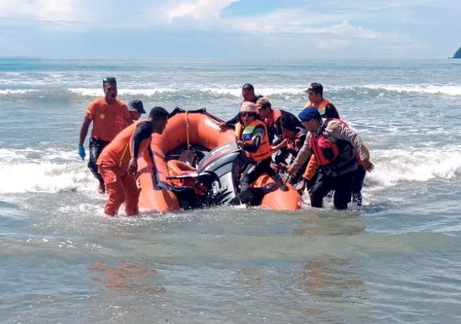 pencarian korban tenggelam di pantai holtekamp akhhirnya berbuh hasil/ist