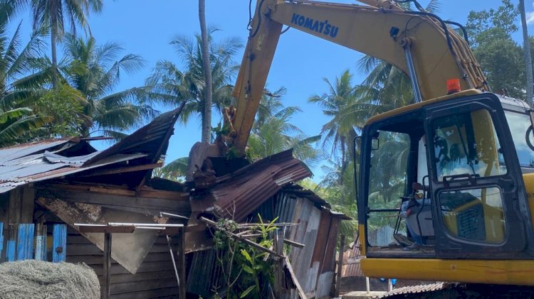 Eksavator bongkar salah satu rumah di atas lahan lahan seluas 23.654 hektar  berdasarkan hak tanggungan atau risalah lelang yang di ajukan oleh permohonan eksekusi lanjutan yang diajukan oleh pemohon eksekusi Petrus Thunggawan melalui kuasa hukumnya Fouddin Wainsaf . 