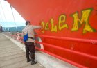 Polisi Membersihkan Bekas Coretan Disepanjang Jembatan Youtefa