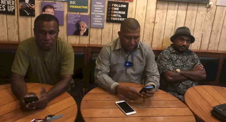 Ketua Forum Pengawal Perjuangan Rakyat Papua Barat Daya (Fopera), Yanto Amus Ijie bersama sekretarisnya dan wakil ketuanya  