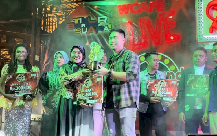 Rizka Ayu Febriana saat menerima tropi penghargaan sebagai juara 1 foodland Idol 2023