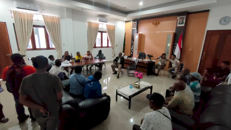 Tampak Masyarakat Adat Menyampaikan Aspirasi Kepada Kepala ATR-BPN Kabupaten Jayapura/