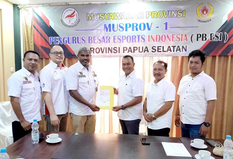 Penyerahan berita acara Musprov PB ESI Papua selatan dari ketua harian ESI Papua selatan Yulians Charles Gomar kepada wakil ketua III KONI Papua selatan Jeffry Waine Renold Papare