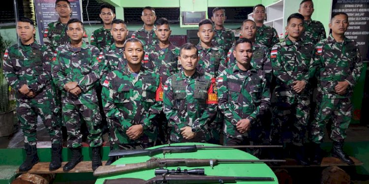  Personel Satgas Pamtas RI-PNG Yonif 132/BS bersama senjata api yang diserahkan simpatisan Tentara Pembebasan Nasional Organisasi Papua Merdeka/Ist