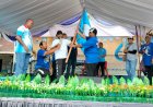 Otniel Deda Menerima Bendera Petaka Alumni SMP YPPK Santu Paulus Abepura
