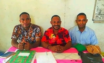 Nikanus Nahabial Ketua Ikatan  Mahasiswa Pelajar Distrik Talambo (kanan), Sepanus Wisal, Mewakili Intelektual Distrik Talambo (tengah), dan  Yunus Yando, perwajkilan Masyarakat Distrik Talambo (kiri)/ist