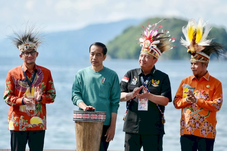 Presiden Joko Widodo membuka Papua Street Carnival yang diadakan oleh Kementerian Pariwisata dan Ekonomi Kreatif (Kemenparekraf), kolaborasi dengan Papua Youth Creative Hub (PYCH) yang merupakan binaan Badan Intelijen Negara (BIN).