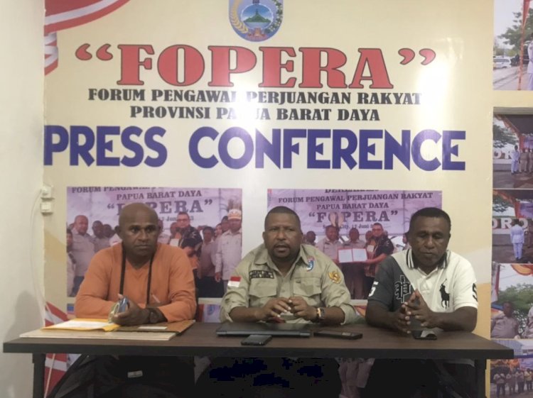 Ketua Fopera Papua Barat Daya, Yanto Amus Ijie bersama sekretaris dan pengurus Fopera saat mengelar konferensi pers di sekretariat Fopera Jalan Manibela Km 12, Sorong Timur , Papua Barat Daya. 
