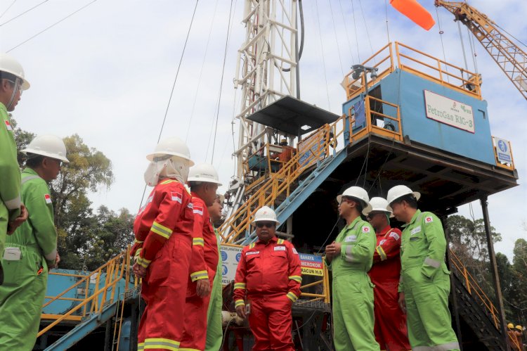  Wakil Kepala SKK Migas Nanang Abdul Manaf didampingi Kepala Perwakilan SKK Migas Wilayah Pamalu Subagyo saat di depan Rig 3 (750 HP) KKKS Pertogas yang digunakan untuk Tajak Sumur Ekplorasi Riam-1, Walio Barat, Wilayah Kerja Kepala Burung, KKKS Petrogas (Basin), Kabupaten Sorong, Papua Barat Daya. ( Sumber foto dokumentasi SKK Migas Pamalu) 