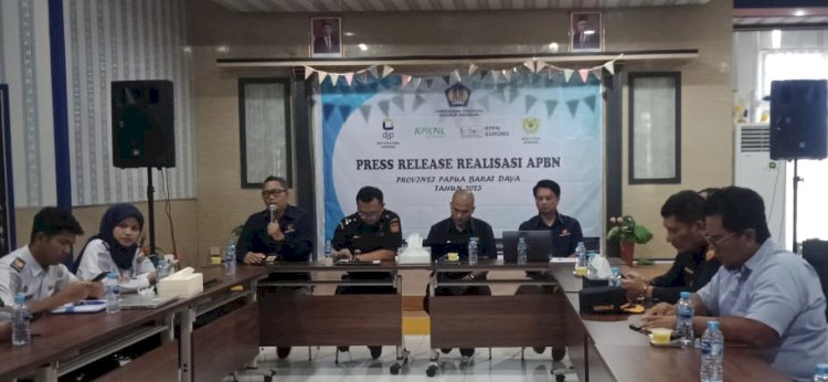 Pers rilis APBN Papua Barat Daya sampai dengan 30 Juni 2023 oleh Kepala Kantor Pelayanan Perbendaharaan Negara (KPPN) Sorong, Budi Hartadi, Kepala KPP Pratama Sorong, Bambang Setiawan, Kepala KPPBC TMP C Sorong, Iwan Kurniawan,  dan Kepala KPKNL Sorong, Antonius Ari Wibowo, di Aula KPPN Sorong, Rabu 26 Juli 2023.  