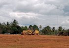 Partisipasi HUT RI ke 78, PT. ACP Turunkan Alat Berat Rapikan Lapangan Upacara dan Membersihkan Lingkungan