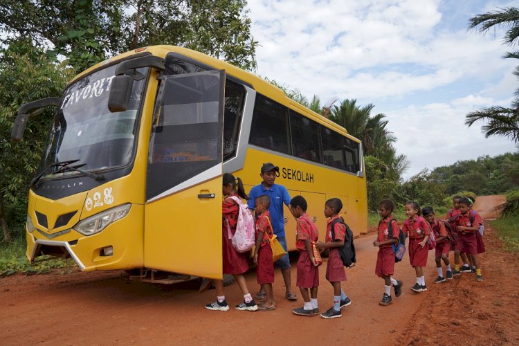 Bus sekolah TSE Group sedang menjemput anak – anak sekolah