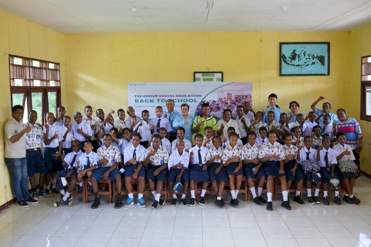 Foto bersama antara siswa – siswi dan guru serta pihak perusahaan di SMPN Terek Subur, Distrik Jair,  Boven DIgoel