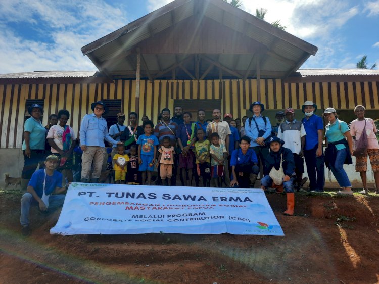 Foto bersama masyarakat kampung Butiptiri