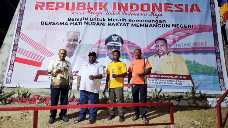 Kiri ke Kanan -- Sekretaris Panitia, Verinandus Air, Ketua DPD Partai Hanura Papua, Kenius Kogoya, Ketua Panitia, Nelson Waser Kogoya-Ayomi, Ketua RT 04 Kelurahan Wahno, Lambert Rumbewas