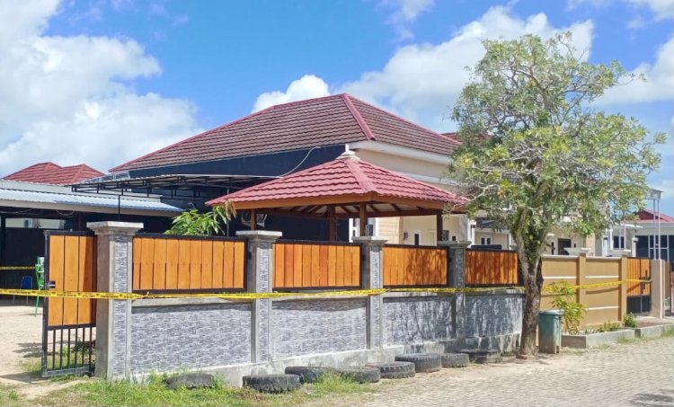 Rumah milik almarhumah Inoce Kareth yang ada kompleks Bumi Sorong Permai (BSP) Jalan Sungai Maruni Km. 10 masuk, 