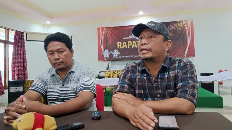 Anang Budiono, dan Anggota Timsel KPU Kabupaten Papua Selatan Abdul Rahman saat diwawancarai oleh awak media. Jumat (11/8)