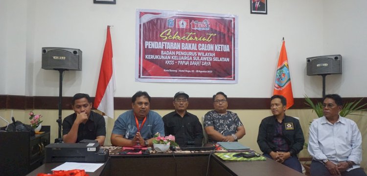 Ketua Sterring Comitte, Baso Daeng bersama anggotanya  Andi Syamsul B. Maddukelleng,  Alfian, Aidil, bersama H. Ahmad Kuddus Sekum BPW KKSS PB dan Koordinator Sekretariat Zainuddin Madhid saat menyampaikan hasil verifikasi berkas pendaftaran calon ketua BPW KKSS Papua Barat Daya di sekretariat pendaftaran Vega Hotel, Rabu 23 Agustus 2023.