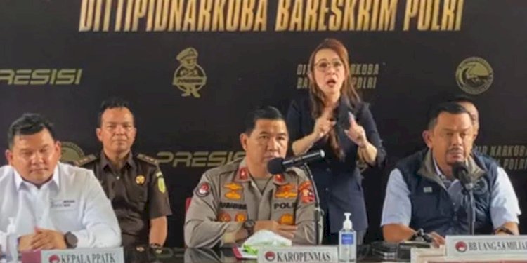  Dirtipidnarkoba Bareskrim Polri, Brigjen Mukti Juharsa (kanan), saat memberikan keterangan kepada media bersama Karopenmas Brigjen Ahmad Ramadhan (tengah)/Ist